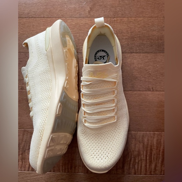 VEUC- APL women’s techloom breeze size 8 - Picture 1 of 6